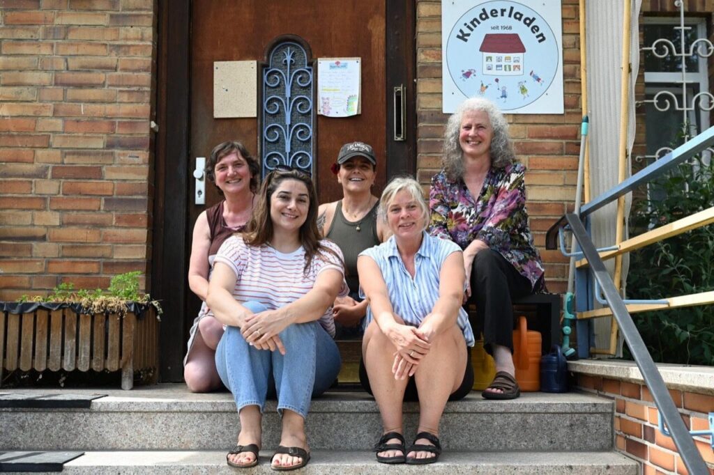 Team des Kinderladens Gießen vor dem Eingang
