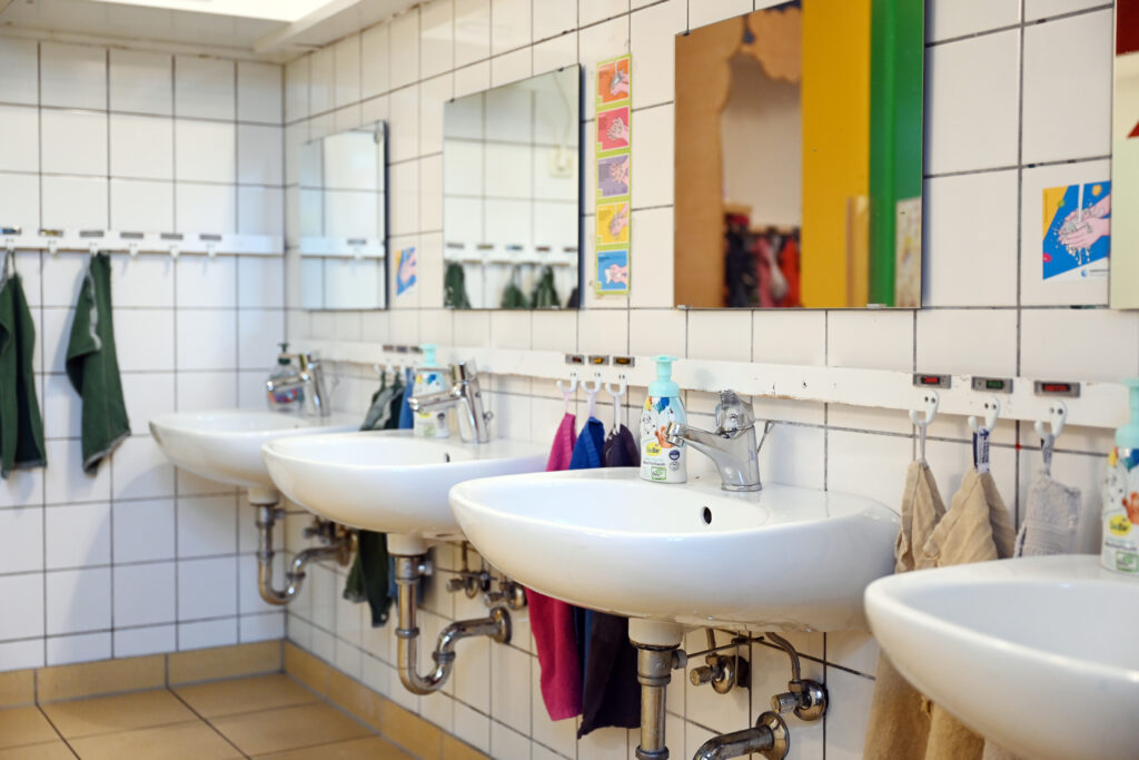 Kinderbad mit kindgerechten Waschbecken und Toiletten