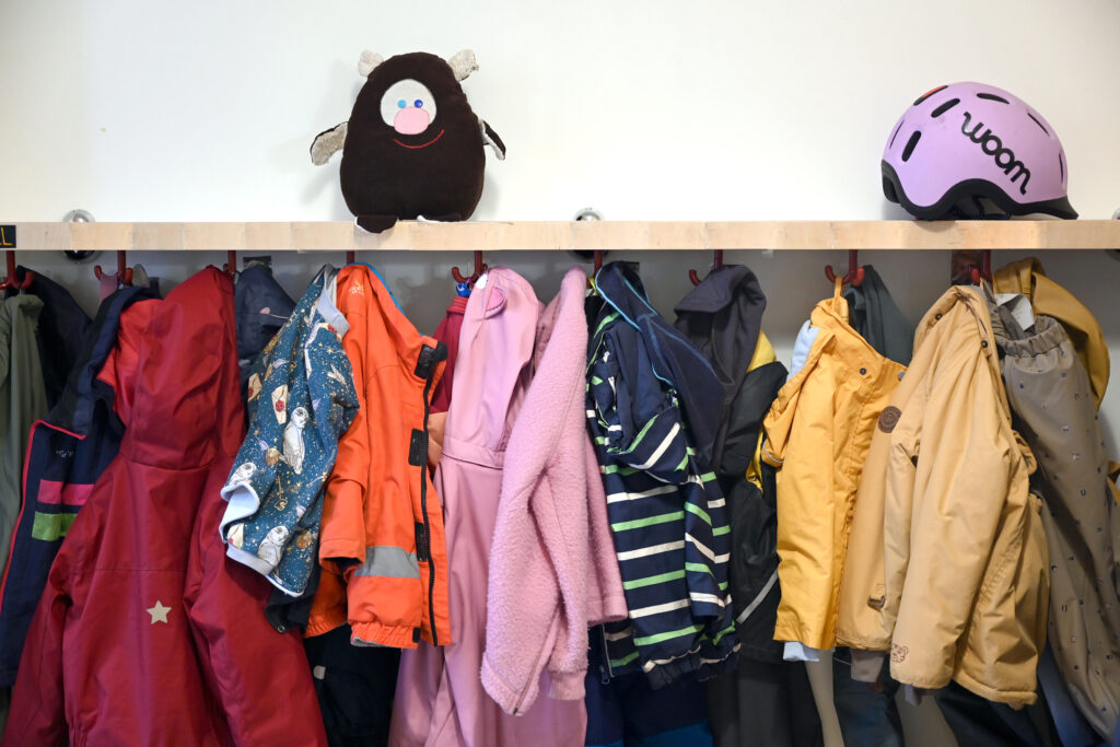 Offener Garderobenbereich im Kinderladen