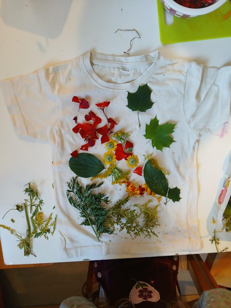 Mit Blüten und Blättern belegtes T-Shirt für einen Ecoprint